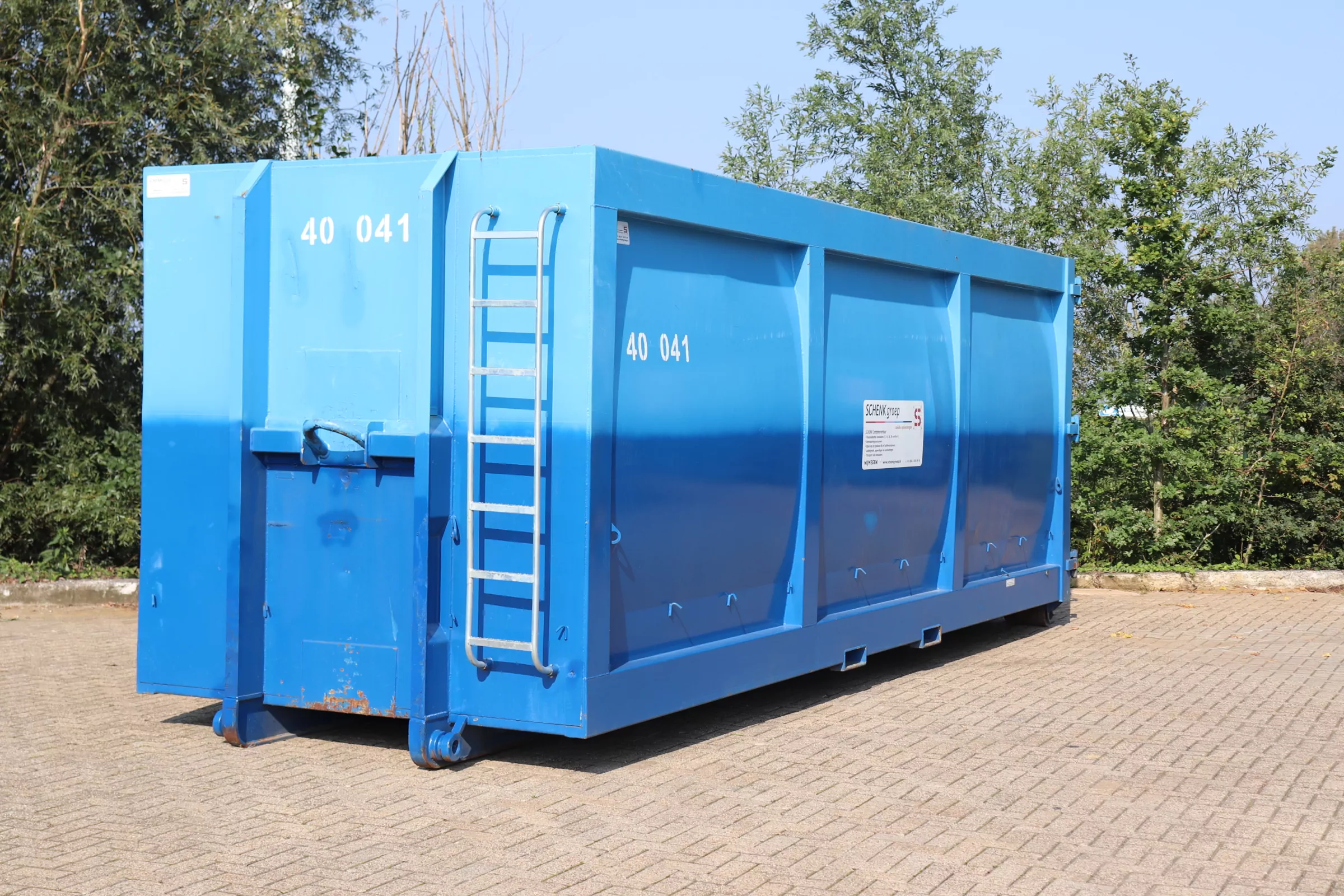 40 m3 met deuren schuin voor