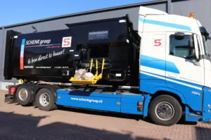 Volvo afvalinzameltruck van Schenk Groep met hydraulische belader en verhuurtekst, geparkeerd in Nijmegen