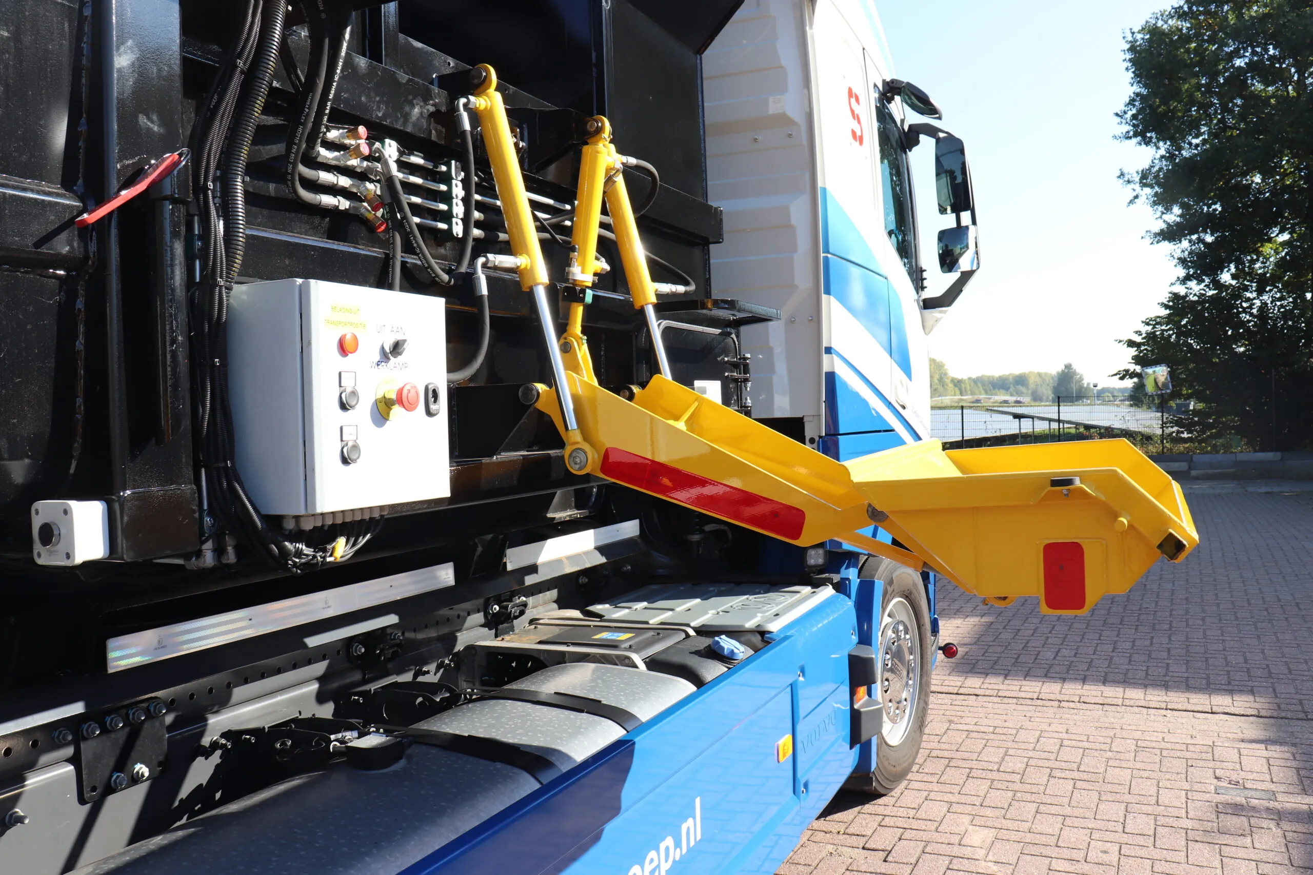 Elektronisch bedieningspaneel en display op een IPC-systeem, met hydraulische componenten en veiligheidsbediening