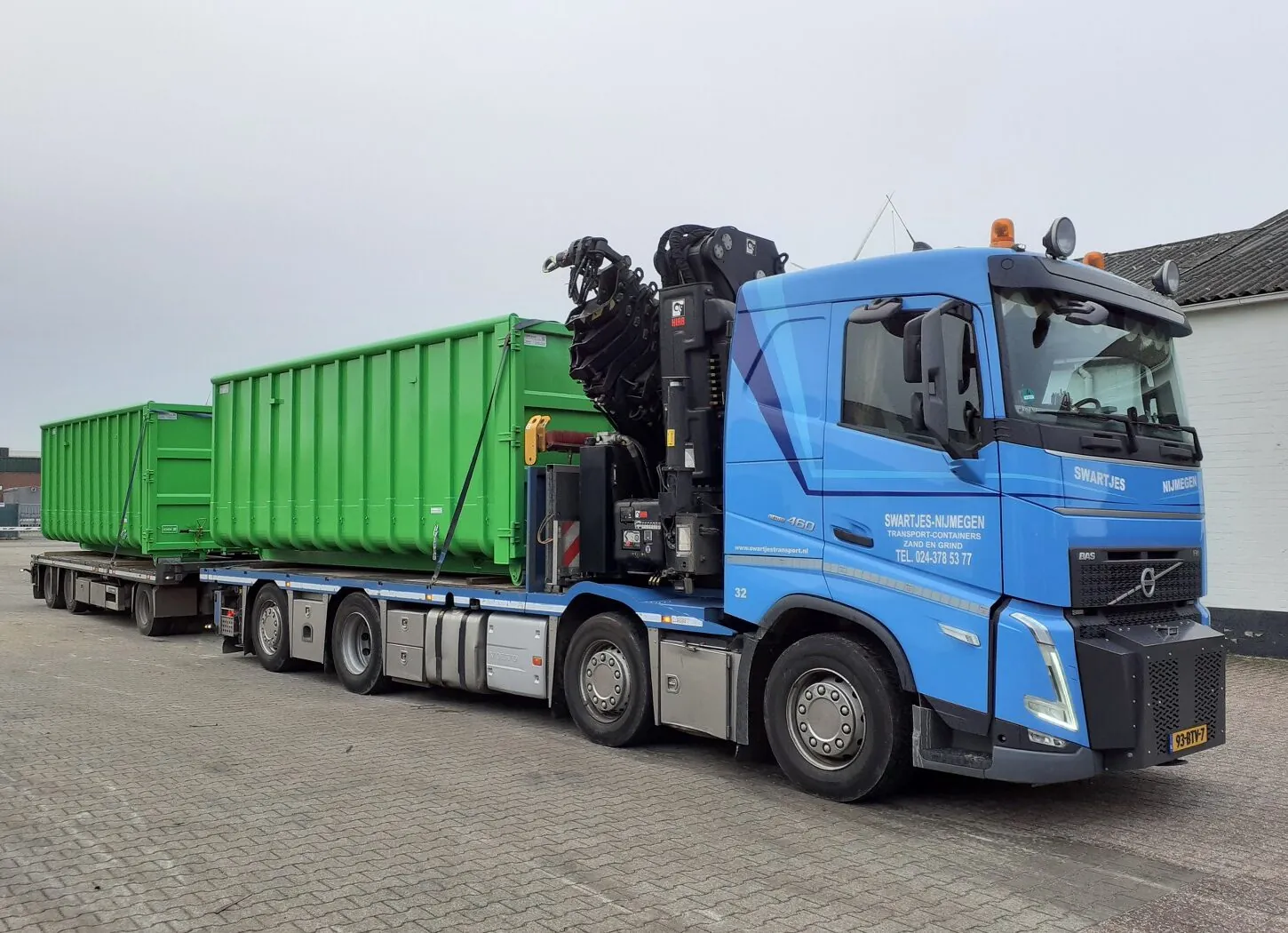 opgeleverd 2 HiAce staal containers